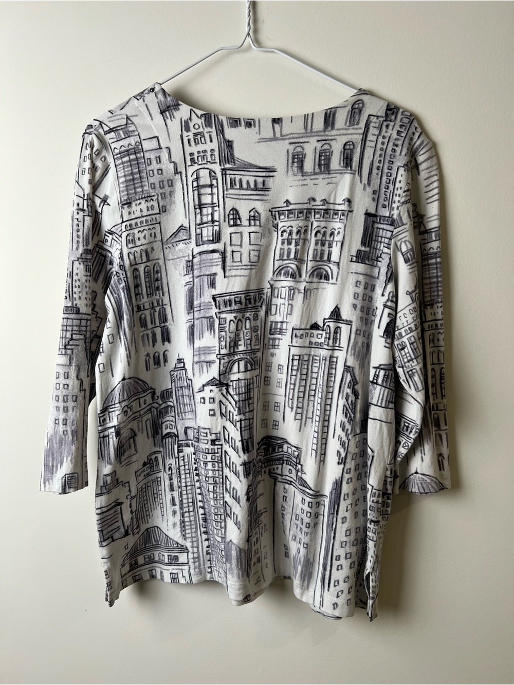 Alfred Dunner S women’s City Sketch Printed V-Neck Women’s Top White Red Accent - Picture 4 of 6